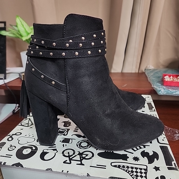 Bamboo Studded Ankle Boots. Size 8 - Picture 2 of 5